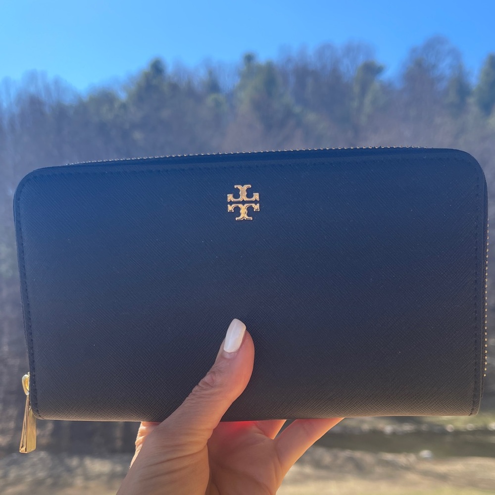 Tory Burch Black Wallet with Gold Details - Picture 7 of 7